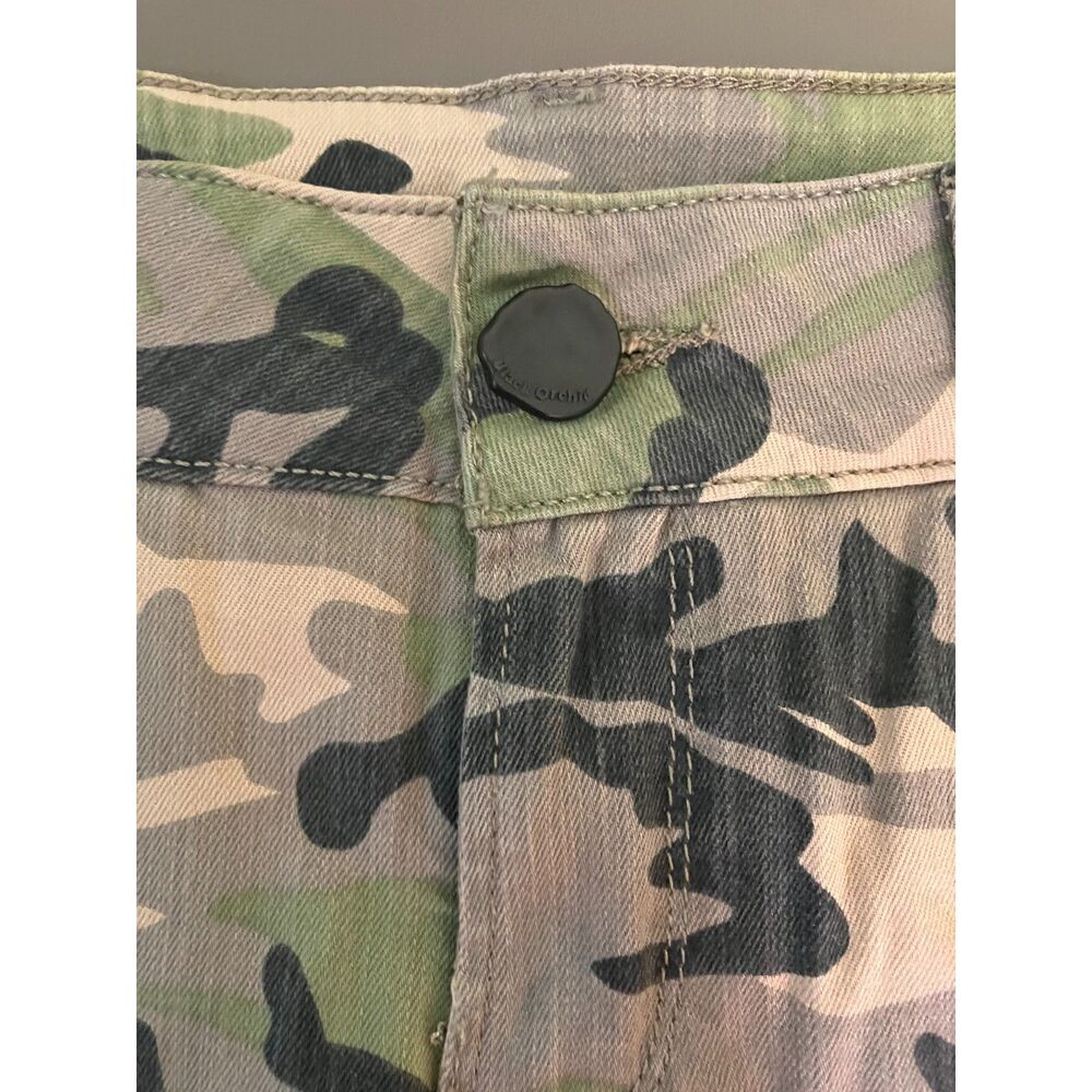 Black Orchid Los Angeles low rise camo distressed cut off shorts - Picture 4 of 13